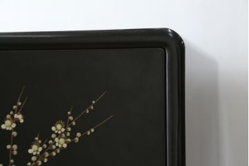 中古　香川漆器　伝統工芸士・小松庄一作　かくし付き　漆絵　桐材　梅鳥図　雅やかな漆絵が気品を感じる衣装箪笥(着物箪笥、収納箪笥、引き出し、桐箪笥、和たんす)(R-079730)