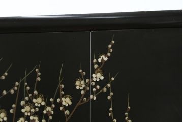 中古　香川漆器　伝統工芸士・小松庄一作　かくし付き　漆絵　桐材　梅鳥図　雅やかな漆絵が気品を感じる衣装箪笥(着物箪笥、収納箪笥、引き出し、桐箪笥、和たんす)(R-079730)