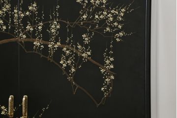 中古　香川漆器　伝統工芸士・小松庄一作　かくし付き　漆絵　桐材　梅鳥図　雅やかな漆絵が気品を感じる衣装箪笥(着物箪笥、収納箪笥、引き出し、桐箪笥、和たんす)(R-079730)