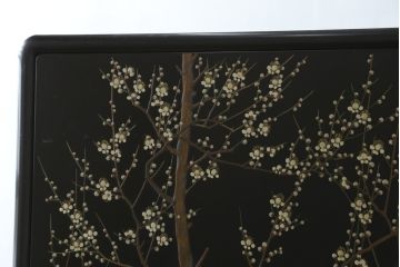中古　香川漆器　伝統工芸士・小松庄一作　かくし付き　漆絵　桐材　梅鳥図　雅やかな漆絵が気品を感じる衣装箪笥(着物箪笥、収納箪笥、引き出し、桐箪笥、和たんす)(R-079730)