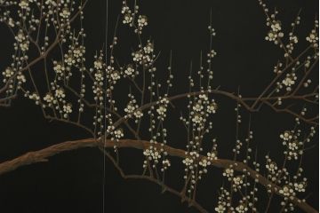 中古　香川漆器　伝統工芸士・小松庄一作　かくし付き　漆絵　桐材　梅鳥図　雅やかな漆絵が気品を感じる衣装箪笥(着物箪笥、収納箪笥、引き出し、桐箪笥、和たんす)(R-079730)