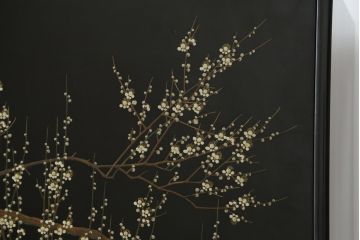 中古　香川漆器　伝統工芸士・小松庄一作　かくし付き　漆絵　桐材　梅鳥図　雅やかな漆絵が気品を感じる衣装箪笥(着物箪笥、収納箪笥、引き出し、桐箪笥、和たんす)(R-079730)