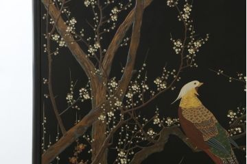 中古　香川漆器　伝統工芸士・小松庄一作　かくし付き　漆絵　桐材　梅鳥図　雅やかな漆絵が気品を感じる衣装箪笥(着物箪笥、収納箪笥、引き出し、桐箪笥、和たんす)(R-079730)
