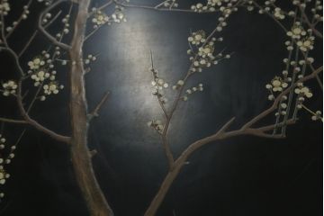 中古　香川漆器　伝統工芸士・小松庄一作　かくし付き　漆絵　桐材　梅鳥図　雅やかな漆絵が気品を感じる衣装箪笥(着物箪笥、収納箪笥、引き出し、桐箪笥、和たんす)(R-079730)