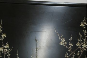 中古　香川漆器　伝統工芸士・小松庄一作　かくし付き　漆絵　桐材　梅鳥図　雅やかな漆絵が気品を感じる衣装箪笥(着物箪笥、収納箪笥、引き出し、桐箪笥、和たんす)(R-079730)