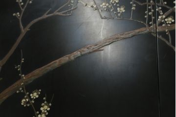 中古　香川漆器　伝統工芸士・小松庄一作　かくし付き　漆絵　桐材　梅鳥図　雅やかな漆絵が気品を感じる衣装箪笥(着物箪笥、収納箪笥、引き出し、桐箪笥、和たんす)(R-079730)