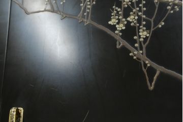 中古　香川漆器　伝統工芸士・小松庄一作　かくし付き　漆絵　桐材　梅鳥図　雅やかな漆絵が気品を感じる衣装箪笥(着物箪笥、収納箪笥、引き出し、桐箪笥、和たんす)(R-079730)