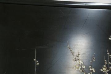 中古　香川漆器　伝統工芸士・小松庄一作　かくし付き　漆絵　桐材　梅鳥図　雅やかな漆絵が気品を感じる衣装箪笥(着物箪笥、収納箪笥、引き出し、桐箪笥、和たんす)(R-079730)