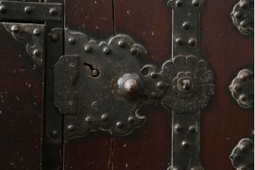和製アンティーク　明治大正期　前面栗材　渋い佇まいが歴史を感じさせる米沢箪笥(和たんす、衣装タンス、収納箪笥、整理箪笥、時代箪笥、引き出し、サイドチェスト、サイドボード)(R-079731)