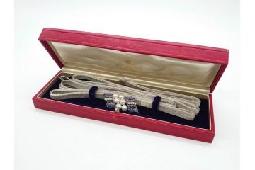 MIKIMOTO(ミキモト)　真珠　パール　K14(14金)　WG(ホワイトゴールド)　流れるようなデザインが優美な帯留め(白色金、帯締め、着物道具、アクセサリー、和装小物、紐付き、ケース付き)(R-079732)