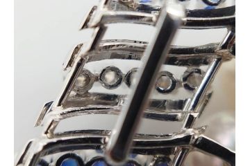 MIKIMOTO(ミキモト)　真珠　パール　K14(14金)　WG(ホワイトゴールド)　流れるようなデザインが優美な帯留め(白色金、帯締め、着物道具、アクセサリー、和装小物、紐付き、ケース付き)(R-079732)