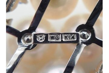 MIKIMOTO(ミキモト)　真珠　パール　K14(14金)　WG(ホワイトゴールド)　流れるようなデザインが優美な帯留め(白色金、帯締め、着物道具、アクセサリー、和装小物、紐付き、ケース付き)(R-079732)