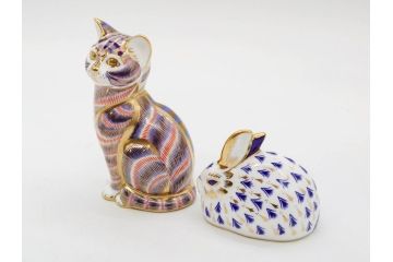 イギリス　ROYAL CROWN DERBY(ロイヤルクラウンダービー)　ペーパーウェイト　猫　うさぎ　繊細で華やかな色彩に心ときめくフィギュリン2点セット(ねこ、ネコ、兎、ウサギ、金彩、置物、磁器、ボーンチャイナ、オブジェ、ディスプレイ、英国)(R-079734)