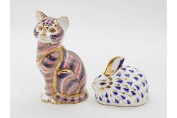 イギリス　ROYAL CROWN DERBY(ロイヤルクラウンダービー)　ペーパーウェイト　猫　うさぎ　繊細で華やかな色彩に心ときめくフィギュリン2点セット(ねこ、ネコ、兎、ウサギ、金彩、置物、磁器、ボーンチャイナ、オブジェ、ディスプレイ、英国)(R-079734)