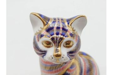 イギリス　ROYAL CROWN DERBY(ロイヤルクラウンダービー)　ペーパーウェイト　猫　うさぎ　繊細で華やかな色彩に心ときめくフィギュリン2点セット(ねこ、ネコ、兎、ウサギ、金彩、置物、磁器、ボーンチャイナ、オブジェ、ディスプレイ、英国)(R-079734)