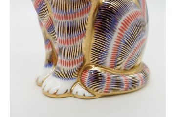 イギリス　ROYAL CROWN DERBY(ロイヤルクラウンダービー)　ペーパーウェイト　猫　うさぎ　繊細で華やかな色彩に心ときめくフィギュリン2点セット(ねこ、ネコ、兎、ウサギ、金彩、置物、磁器、ボーンチャイナ、オブジェ、ディスプレイ、英国)(R-079734)