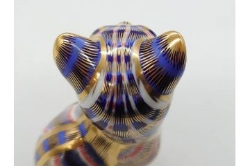 イギリス　ROYAL CROWN DERBY(ロイヤルクラウンダービー)　ペーパーウェイト　猫　うさぎ　繊細で華やかな色彩に心ときめくフィギュリン2点セット(ねこ、ネコ、兎、ウサギ、金彩、置物、磁器、ボーンチャイナ、オブジェ、ディスプレイ、英国)(R-079734)