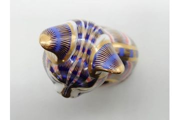 イギリス　ROYAL CROWN DERBY(ロイヤルクラウンダービー)　ペーパーウェイト　猫　うさぎ　繊細で華やかな色彩に心ときめくフィギュリン2点セット(ねこ、ネコ、兎、ウサギ、金彩、置物、磁器、ボーンチャイナ、オブジェ、ディスプレイ、英国)(R-079734)
