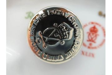 イギリス　ROYAL CROWN DERBY(ロイヤルクラウンダービー)　ペーパーウェイト　猫　うさぎ　繊細で華やかな色彩に心ときめくフィギュリン2点セット(ねこ、ネコ、兎、ウサギ、金彩、置物、磁器、ボーンチャイナ、オブジェ、ディスプレイ、英国)(R-079734)