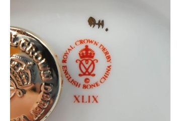 イギリス　ROYAL CROWN DERBY(ロイヤルクラウンダービー)　ペーパーウェイト　猫　うさぎ　繊細で華やかな色彩に心ときめくフィギュリン2点セット(ねこ、ネコ、兎、ウサギ、金彩、置物、磁器、ボーンチャイナ、オブジェ、ディスプレイ、英国)(R-079734)