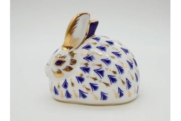 イギリス　ROYAL CROWN DERBY(ロイヤルクラウンダービー)　ペーパーウェイト　猫　うさぎ　繊細で華やかな色彩に心ときめくフィギュリン2点セット(ねこ、ネコ、兎、ウサギ、金彩、置物、磁器、ボーンチャイナ、オブジェ、ディスプレイ、英国)(R-079734)
