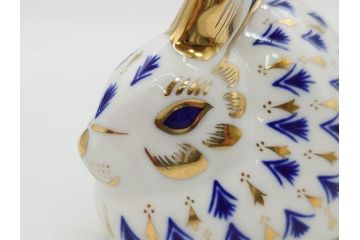 イギリス　ROYAL CROWN DERBY(ロイヤルクラウンダービー)　ペーパーウェイト　猫　うさぎ　繊細で華やかな色彩に心ときめくフィギュリン2点セット(ねこ、ネコ、兎、ウサギ、金彩、置物、磁器、ボーンチャイナ、オブジェ、ディスプレイ、英国)(R-079734)