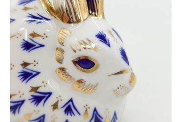 イギリス　ROYAL CROWN DERBY(ロイヤルクラウンダービー)　ペーパーウェイト　猫　うさぎ　繊細で華やかな色彩に心ときめくフィギュリン2点セット(ねこ、ネコ、兎、ウサギ、金彩、置物、磁器、ボーンチャイナ、オブジェ、ディスプレイ、英国)(R-079734)
