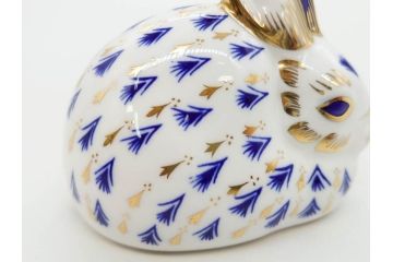 イギリス　ROYAL CROWN DERBY(ロイヤルクラウンダービー)　ペーパーウェイト　猫　うさぎ　繊細で華やかな色彩に心ときめくフィギュリン2点セット(ねこ、ネコ、兎、ウサギ、金彩、置物、磁器、ボーンチャイナ、オブジェ、ディスプレイ、英国)(R-079734)