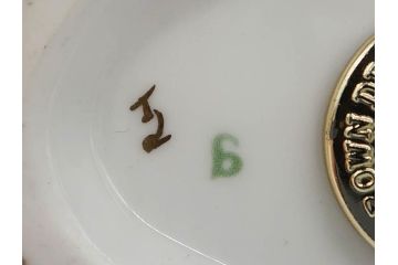 イギリス　ROYAL CROWN DERBY(ロイヤルクラウンダービー)　ペーパーウェイト　猫　うさぎ　繊細で華やかな色彩に心ときめくフィギュリン2点セット(ねこ、ネコ、兎、ウサギ、金彩、置物、磁器、ボーンチャイナ、オブジェ、ディスプレイ、英国)(R-079734)