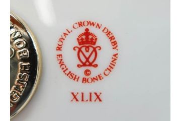 イギリス　ROYAL CROWN DERBY(ロイヤルクラウンダービー)　ペーパーウェイト　猫　うさぎ　繊細で華やかな色彩に心ときめくフィギュリン2点セット(ねこ、ネコ、兎、ウサギ、金彩、置物、磁器、ボーンチャイナ、オブジェ、ディスプレイ、英国)(R-079734)