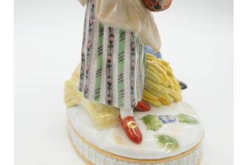 ドイツ　マイセン　Meissen　シェーンハイト　四季の寓意シリーズ　夏　匠の美技に見惚れるフィギュリン(少女、少年、農作業、金彩、置物、ディスプレイ、磁器、オブジェ)(R-079735)