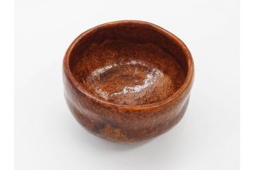 九代 大樋長左衛門　飴釉　約13cm　4.1寸　艶やかな釉薬が美しい見事な茶碗(茶器、抹茶碗、茶道具、和食器、煎茶道具、鵬雲斎書付、大樋焼、落款印、四寸一分、茶巾付き、共箱付き)(R-079744)　