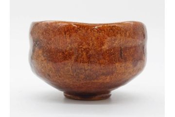 九代 大樋長左衛門　飴釉　約13cm　4.1寸　艶やかな釉薬が美しい見事な茶碗(茶器、抹茶碗、茶道具、和食器、煎茶道具、鵬雲斎書付、大樋焼、落款印、四寸一分、茶巾付き、共箱付き)(R-079744)　
