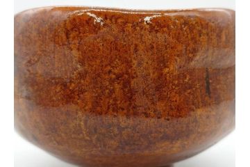 九代 大樋長左衛門　飴釉　約13cm　4.1寸　艶やかな釉薬が美しい見事な茶碗(茶器、抹茶碗、茶道具、和食器、煎茶道具、鵬雲斎書付、大樋焼、落款印、四寸一分、茶巾付き、共箱付き)(R-079744)　