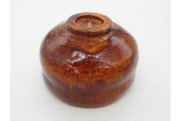 九代 大樋長左衛門　飴釉　約13cm　4.1寸　艶やかな釉薬が美しい見事な茶碗(茶器、抹茶碗、茶道具、和食器、煎茶道具、鵬雲斎書付、大樋焼、落款印、四寸一分、茶巾付き、共箱付き)(R-079744)　