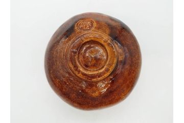 九代 大樋長左衛門　飴釉　約13cm　4.1寸　艶やかな釉薬が美しい見事な茶碗(茶器、抹茶碗、茶道具、和食器、煎茶道具、鵬雲斎書付、大樋焼、落款印、四寸一分、茶巾付き、共箱付き)(R-079744)　