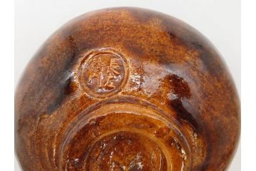 九代 大樋長左衛門　飴釉　約13cm　4.1寸　艶やかな釉薬が美しい見事な茶碗(茶器、抹茶碗、茶道具、和食器、煎茶道具、鵬雲斎書付、大樋焼、落款印、四寸一分、茶巾付き、共箱付き)(R-079744)　