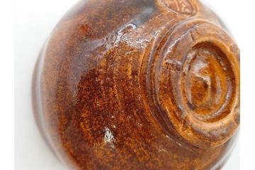 九代 大樋長左衛門　飴釉　約13cm　4.1寸　艶やかな釉薬が美しい見事な茶碗(茶器、抹茶碗、茶道具、和食器、煎茶道具、鵬雲斎書付、大樋焼、落款印、四寸一分、茶巾付き、共箱付き)(R-079744)　