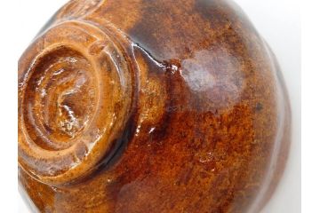 九代 大樋長左衛門　飴釉　約13cm　4.1寸　艶やかな釉薬が美しい見事な茶碗(茶器、抹茶碗、茶道具、和食器、煎茶道具、鵬雲斎書付、大樋焼、落款印、四寸一分、茶巾付き、共箱付き)(R-079744)　