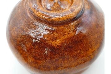 九代 大樋長左衛門　飴釉　約13cm　4.1寸　艶やかな釉薬が美しい見事な茶碗(茶器、抹茶碗、茶道具、和食器、煎茶道具、鵬雲斎書付、大樋焼、落款印、四寸一分、茶巾付き、共箱付き)(R-079744)　