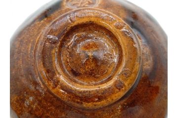 九代 大樋長左衛門　飴釉　約13cm　4.1寸　艶やかな釉薬が美しい見事な茶碗(茶器、抹茶碗、茶道具、和食器、煎茶道具、鵬雲斎書付、大樋焼、落款印、四寸一分、茶巾付き、共箱付き)(R-079744)　