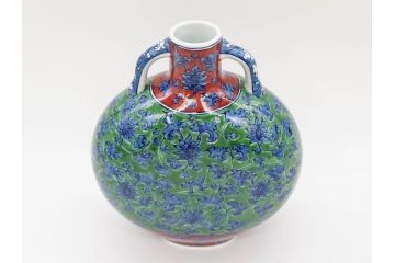 館林源右衛門　緑彩唐草　高さ 約24cm　緻密なデザインが美しい扁壷(壺、一輪挿し、花瓶、花器、花生、花入、フラワーベース、陶器、共箱付き)(R-079745)