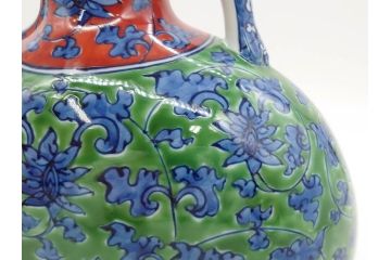 館林源右衛門　緑彩唐草　高さ 約24cm　緻密なデザインが美しい扁壷(壺、一輪挿し、花瓶、花器、花生、花入、フラワーベース、陶器、共箱付き)(R-079745)