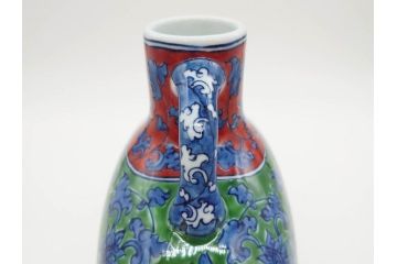 館林源右衛門　緑彩唐草　高さ 約24cm　緻密なデザインが美しい扁壷(壺、一輪挿し、花瓶、花器、花生、花入、フラワーベース、陶器、共箱付き)(R-079745)