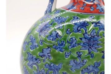 館林源右衛門　緑彩唐草　高さ 約24cm　緻密なデザインが美しい扁壷(壺、一輪挿し、花瓶、花器、花生、花入、フラワーベース、陶器、共箱付き)(R-079745)