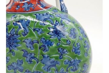 館林源右衛門　緑彩唐草　高さ 約24cm　緻密なデザインが美しい扁壷(壺、一輪挿し、花瓶、花器、花生、花入、フラワーベース、陶器、共箱付き)(R-079745)