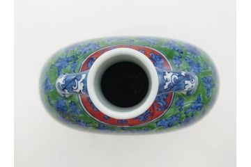 館林源右衛門　緑彩唐草　高さ 約24cm　緻密なデザインが美しい扁壷(壺、一輪挿し、花瓶、花器、花生、花入、フラワーベース、陶器、共箱付き)(R-079745)