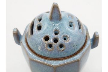 中里重利　鈞窯　水色の釉薬に魅せられる香炉(三玄窯、香爐、唐津焼、仏具、茶道具、落款印、共箱付き)(R-079747)