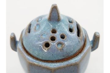 中里重利　鈞窯　水色の釉薬に魅せられる香炉(三玄窯、香爐、唐津焼、仏具、茶道具、落款印、共箱付き)(R-079747)