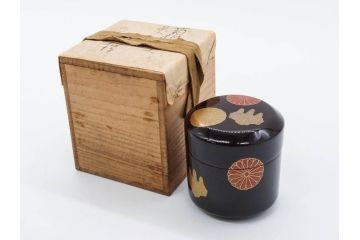 八代 中村宗哲　菊桐蒔絵　雅な美しさのある茶入(花、金彩、漆器、木製、茶入れ、茶筒、茶道具、茶器、又妙斎書付、共箱付き)(R-079748)